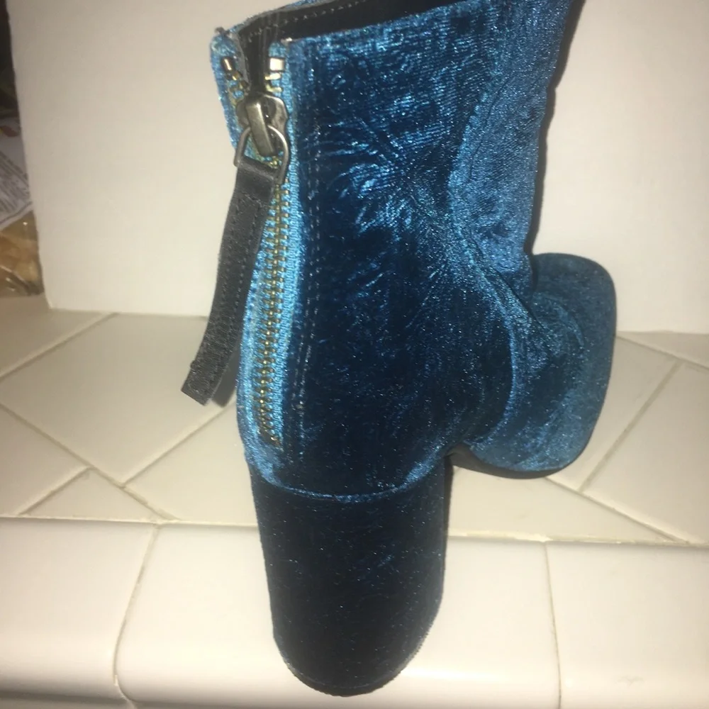 NWOT Naughty Monkey Embossed Booties  8.5 - Picture 3 of 4